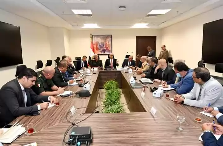 اجتماع وزير الإسكان مع رئيس الهيئة الهندسية ورئيس العربية للتصنيع