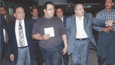 الكاتب الصحفي محمد هاني يتوسط الفنان عادل إمام والراحل وحيد حامد