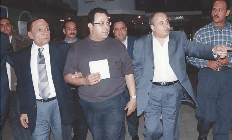 الكاتب الصحفي محمد هاني يتوسط الفنان عادل إمام والراحل وحيد حامد