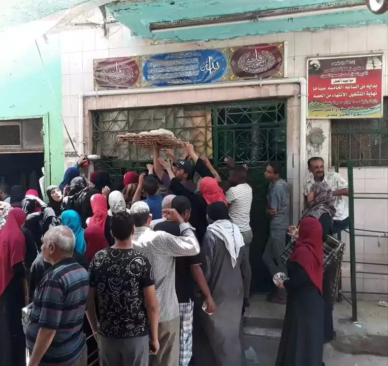 تكدس المواطنين أمام إحدى مخابز العيش